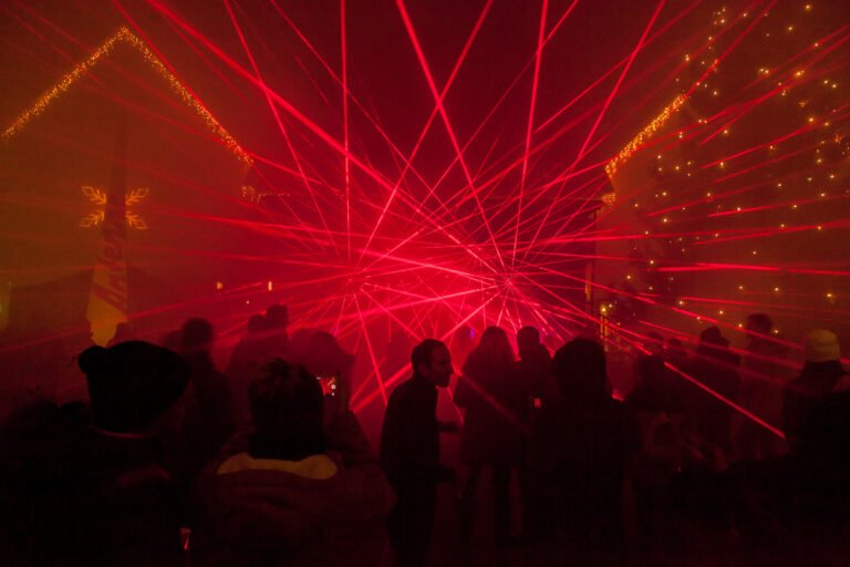 Lasershow von Ländle Event. Rotes Laserlicht.