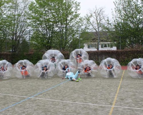 Bubble Soccer Polterabend, der Bräutigam ist in einem Kostüm