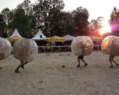 Bubble Soccer auf Sand gespielt
