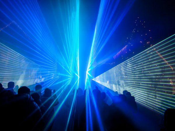 Lasershow von Ländle Event. Blaues Licht in Streifen.