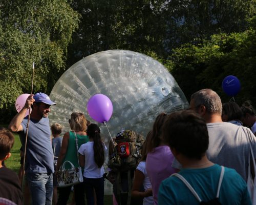 Riesen Zorb Ball mit Kindern von Ländle Event. Kinder rennen im Ball. Am Dornbirner Spielefest