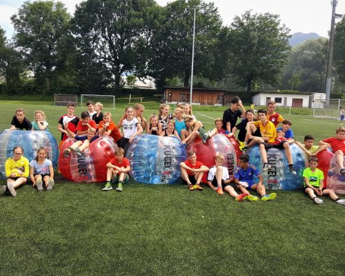 Kinder Bubble Soccer von Ländle Event. Schulklasse