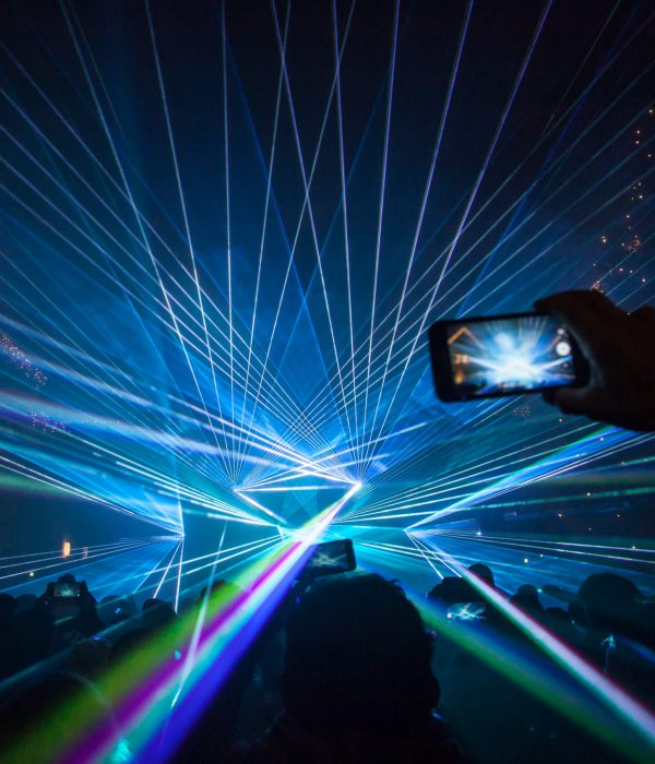 Lasershow von Ländle Event. Jemand fotografiert die Lasershow.