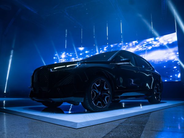 Produktpräsentation mit Lichteffekten eines Autos auf einer Bühne.