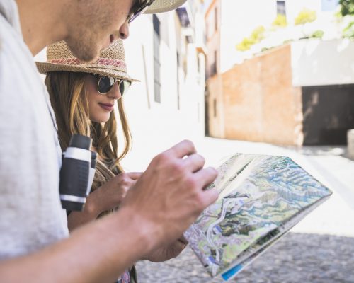 tourists-looking-map